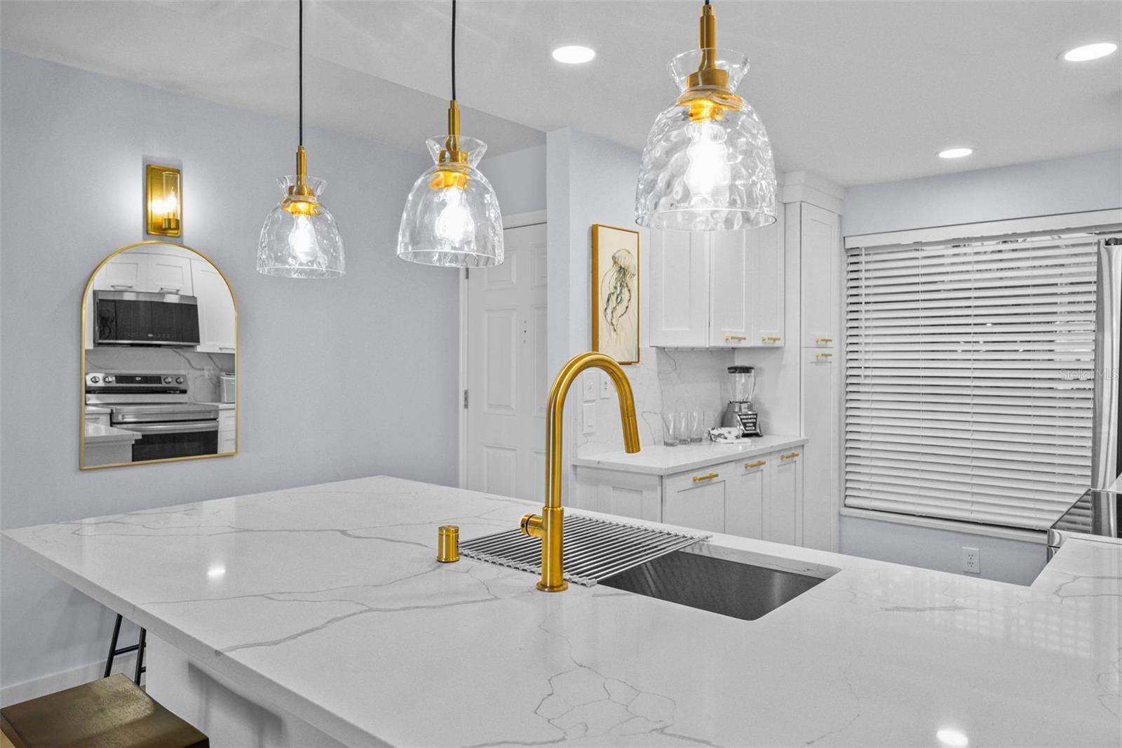 Image 10 of 62 For 6051 Sun Boulevard 111