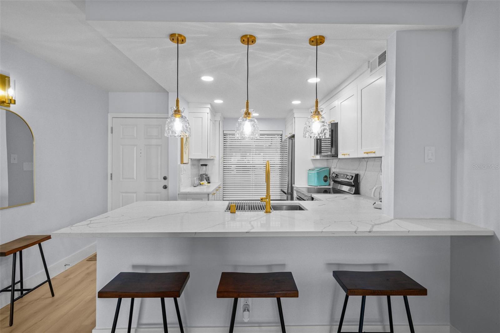 Image 11 of 62 For 6051 Sun Boulevard 111