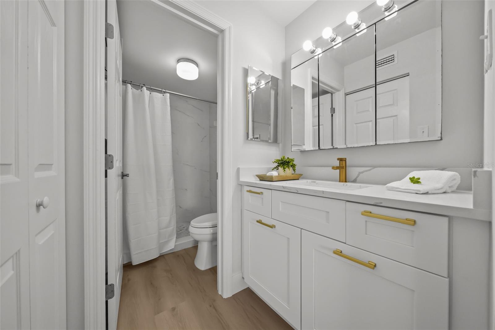 Image 20 of 62 For 6051 Sun Boulevard 111