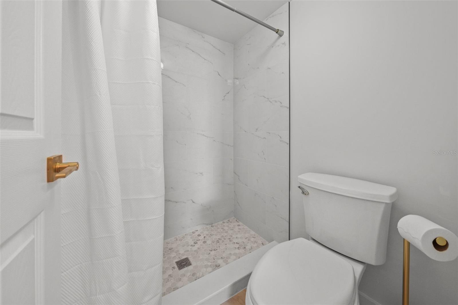 Image 21 of 62 For 6051 Sun Boulevard 111