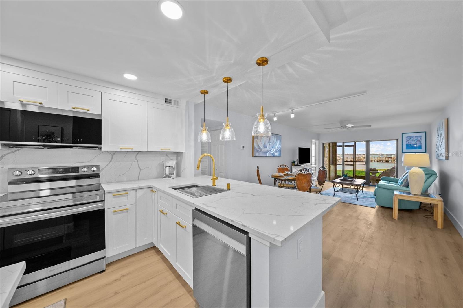 Image 5 of 62 For 6051 Sun Boulevard 111