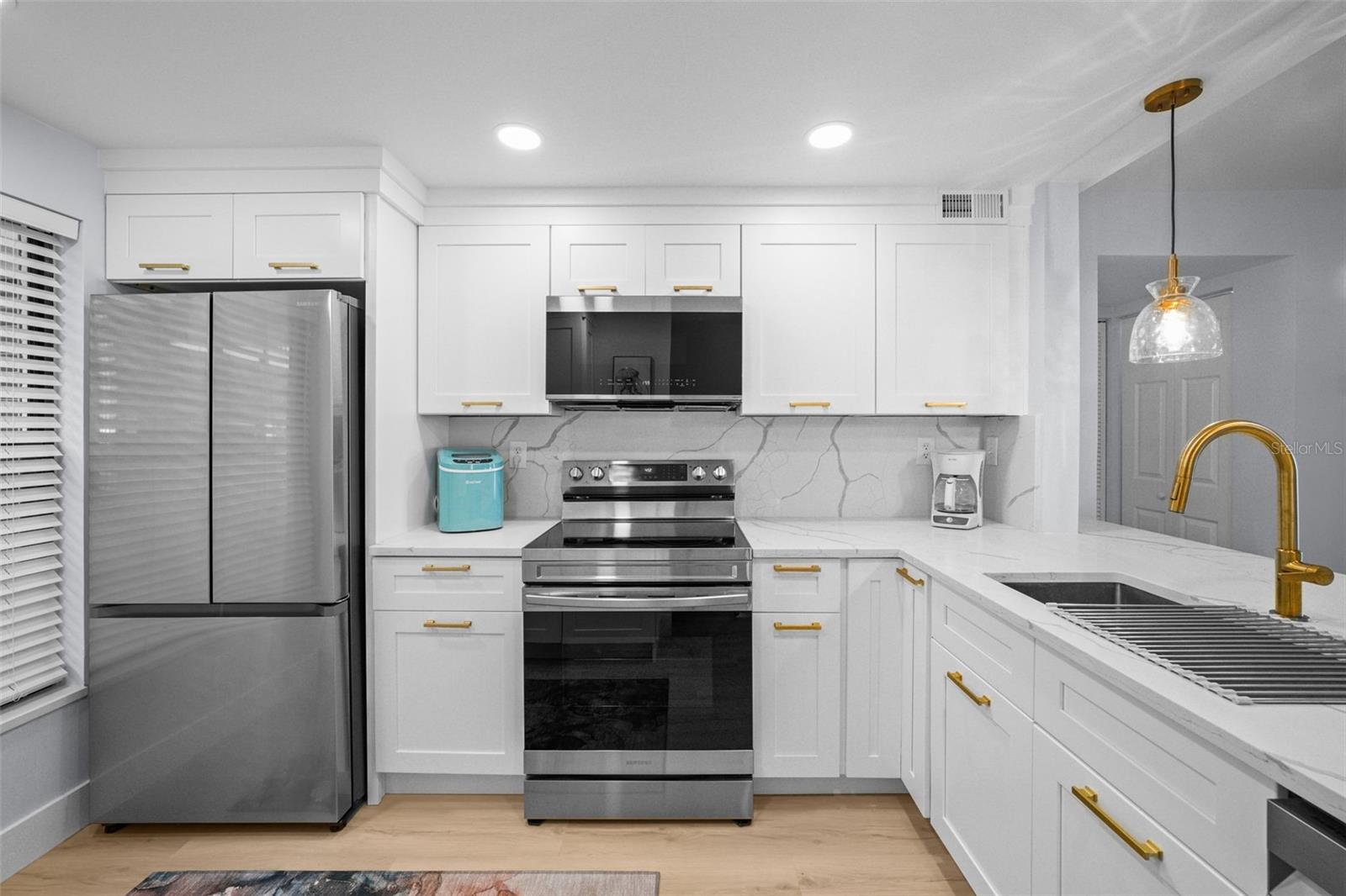 Image 6 of 62 For 6051 Sun Boulevard 111