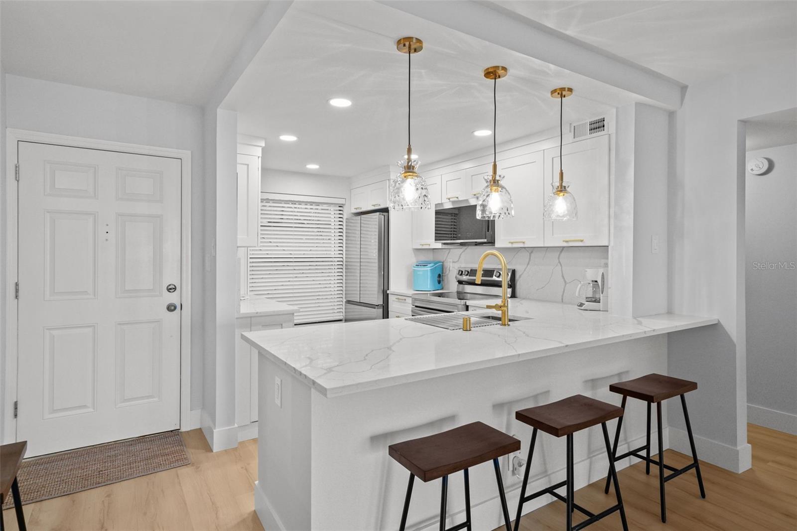 Image 9 of 62 For 6051 Sun Boulevard 111