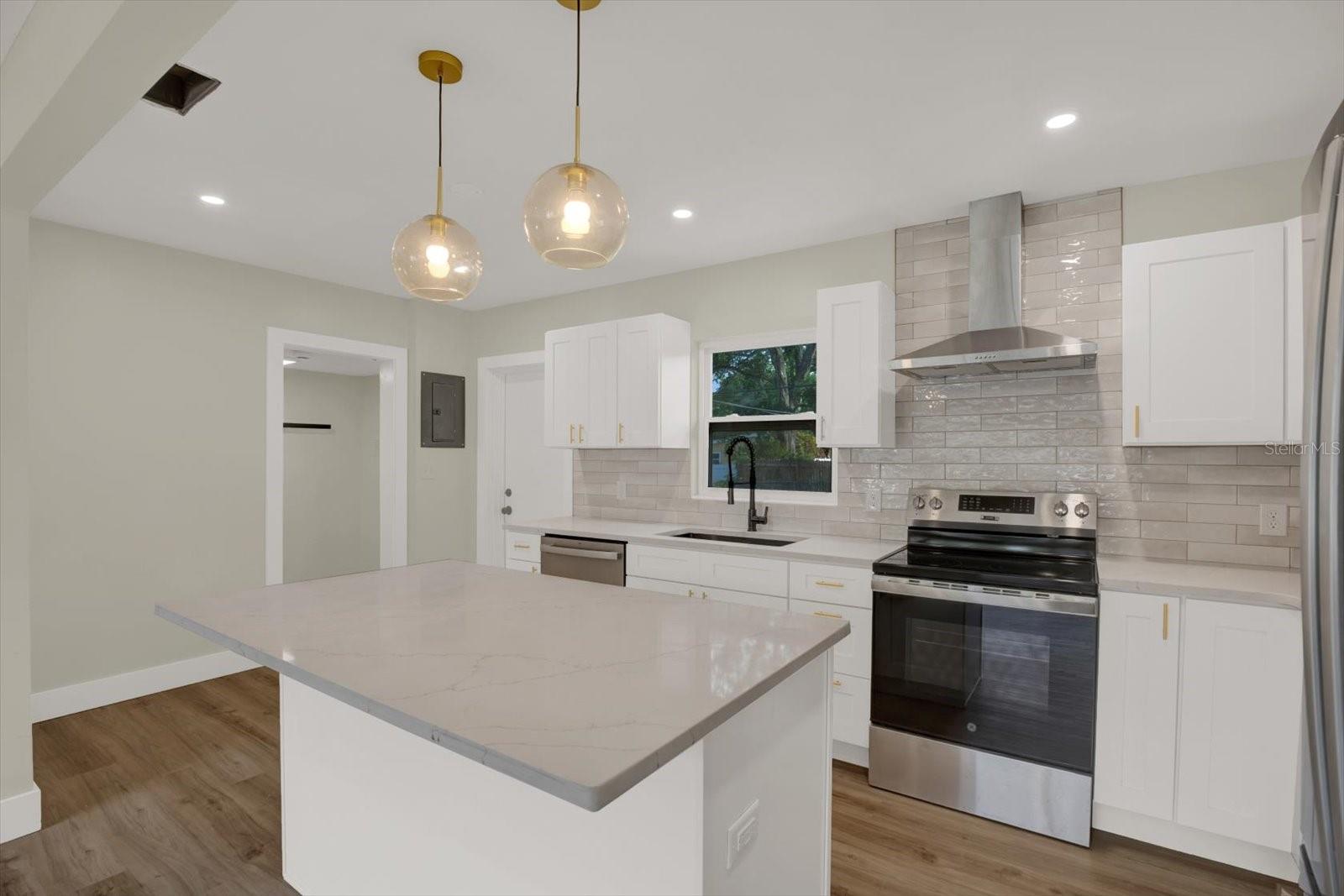 Image 7 of 19 For 1352 Parkwood Street