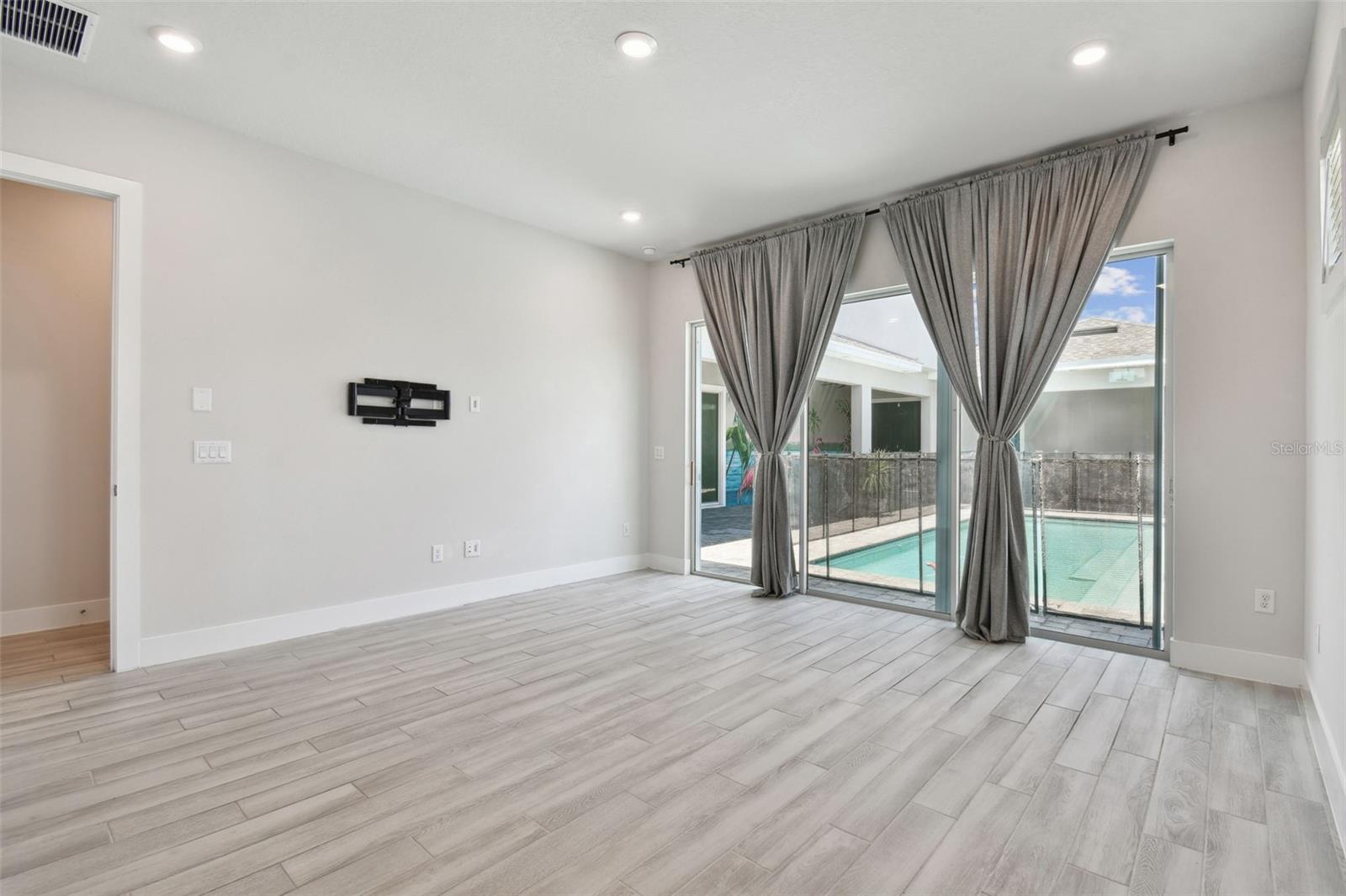 Image 21 of 68 For 8421 Ivy Stark Boulevard