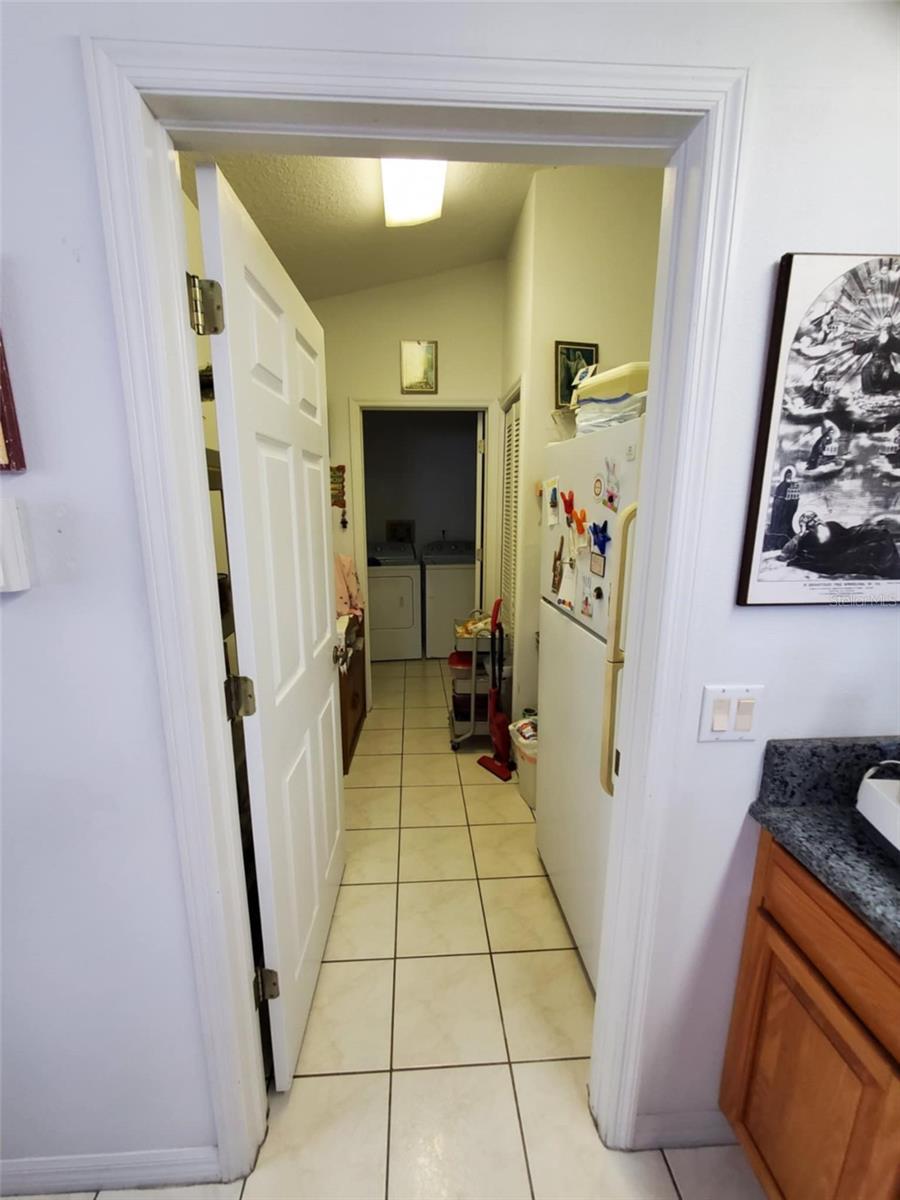 Listing photo id 14 for 5025 Westshore Drive