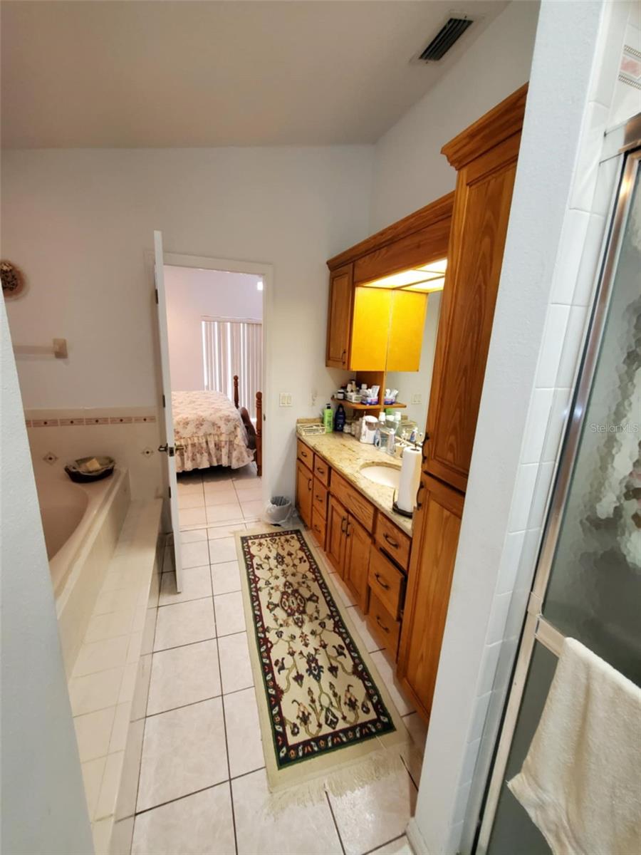 Listing photo id 15 for 5025 Westshore Drive
