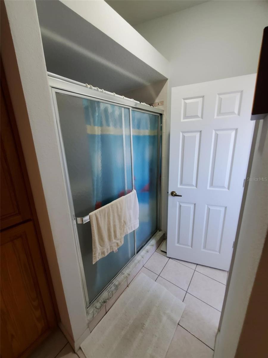 Listing photo id 16 for 5025 Westshore Drive