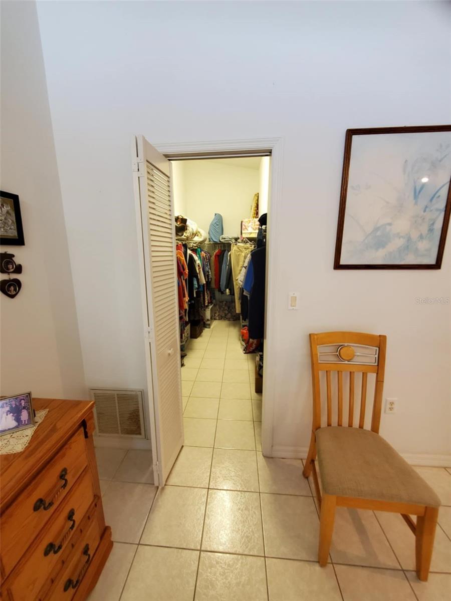 Listing photo id 17 for 5025 Westshore Drive