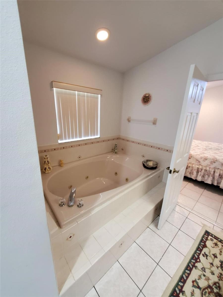 Listing photo id 19 for 5025 Westshore Drive
