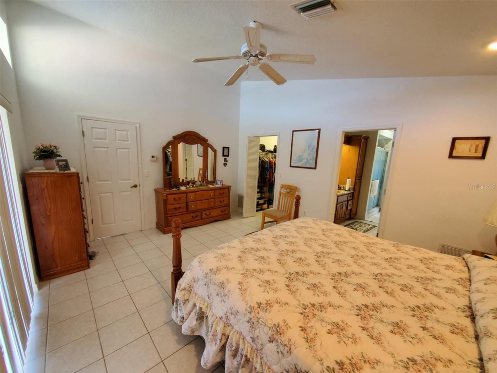 Listing photo id 21 for 5025 Westshore Drive