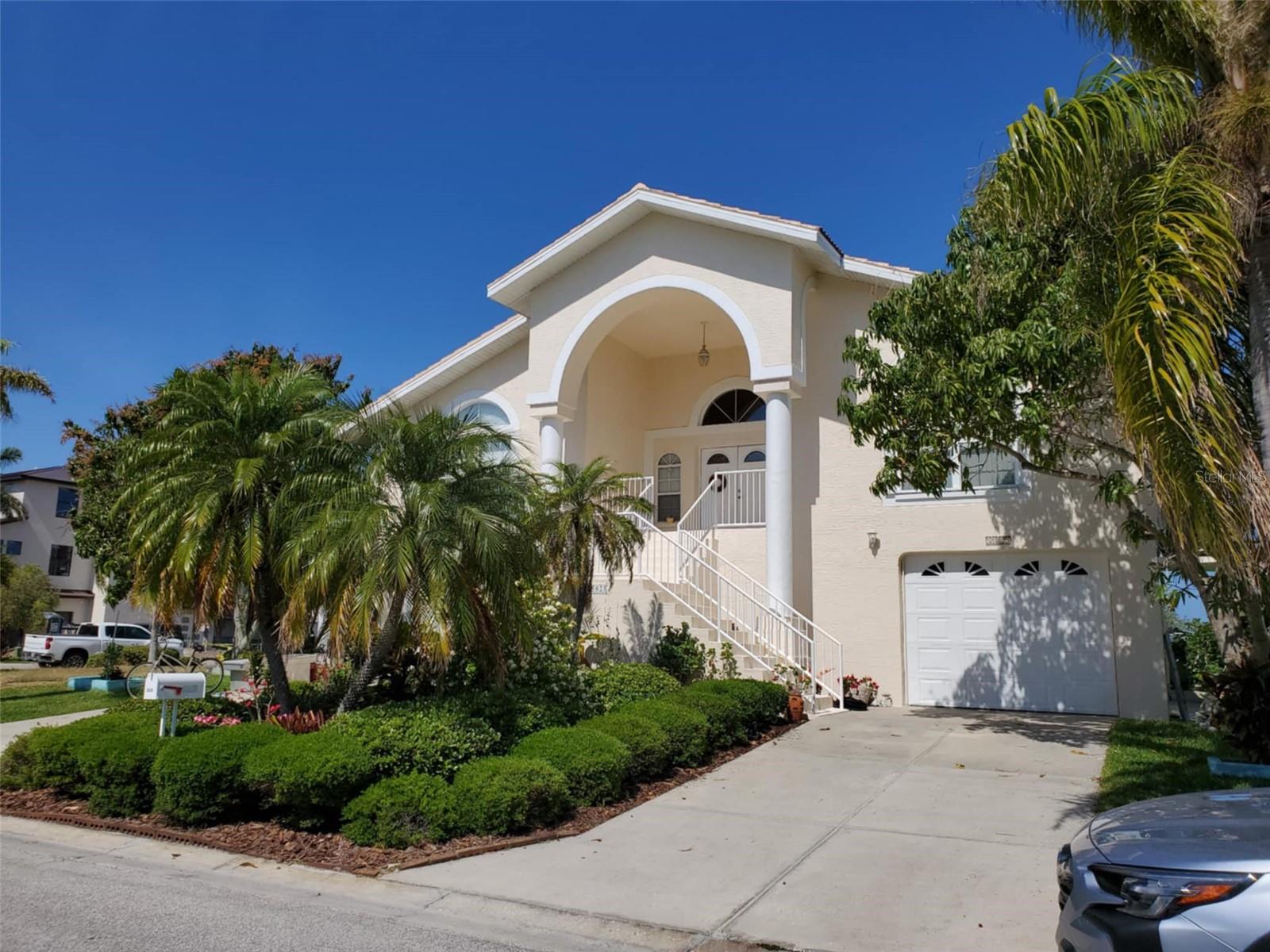 Listing photo id 1 for 5025 Westshore Drive