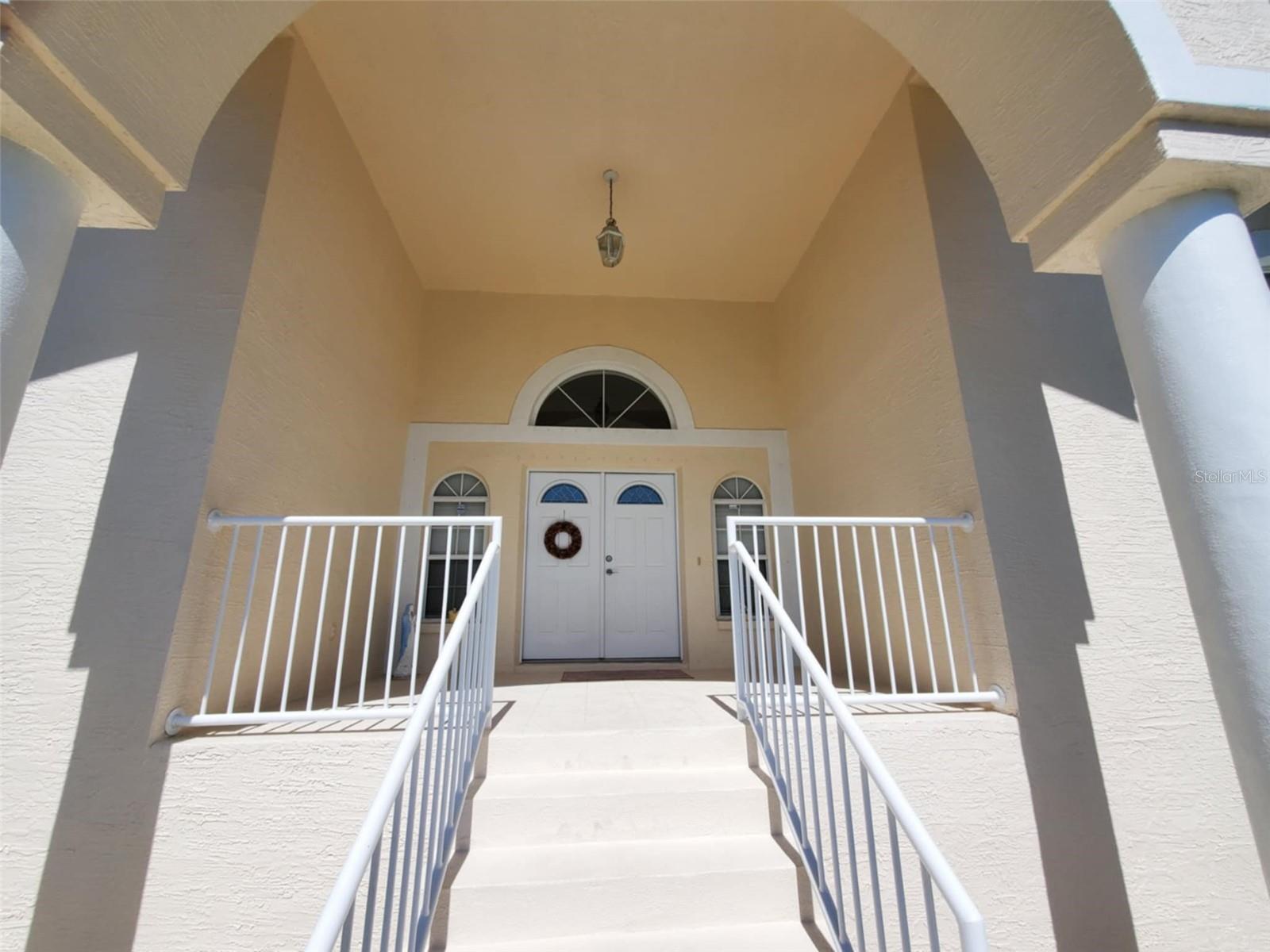 Listing photo id 2 for 5025 Westshore Drive