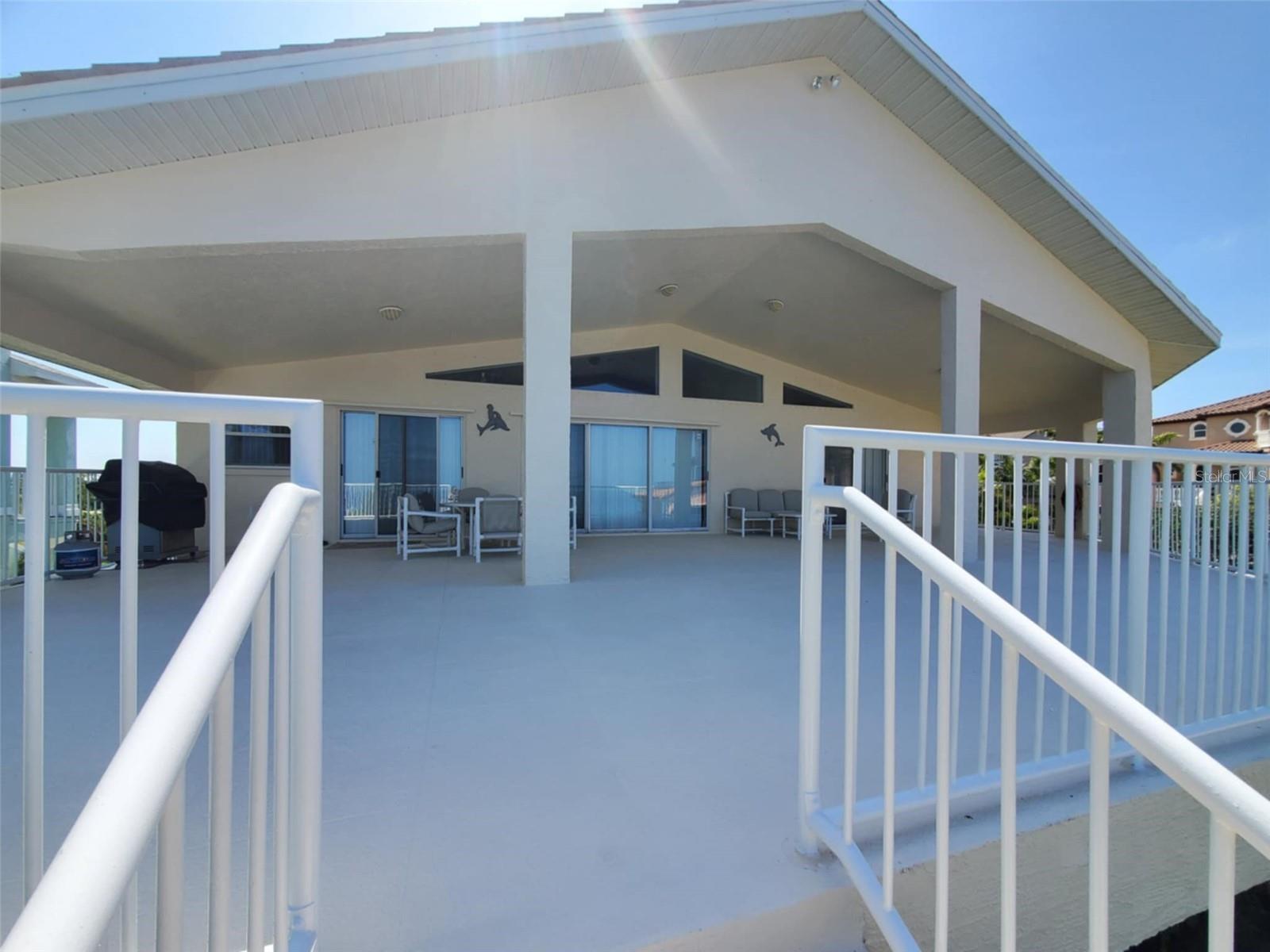Listing photo id 7 for 5025 Westshore Drive