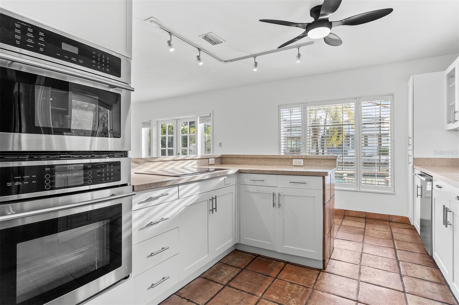 Listing photo id 3 for 593 Marmora Avenue