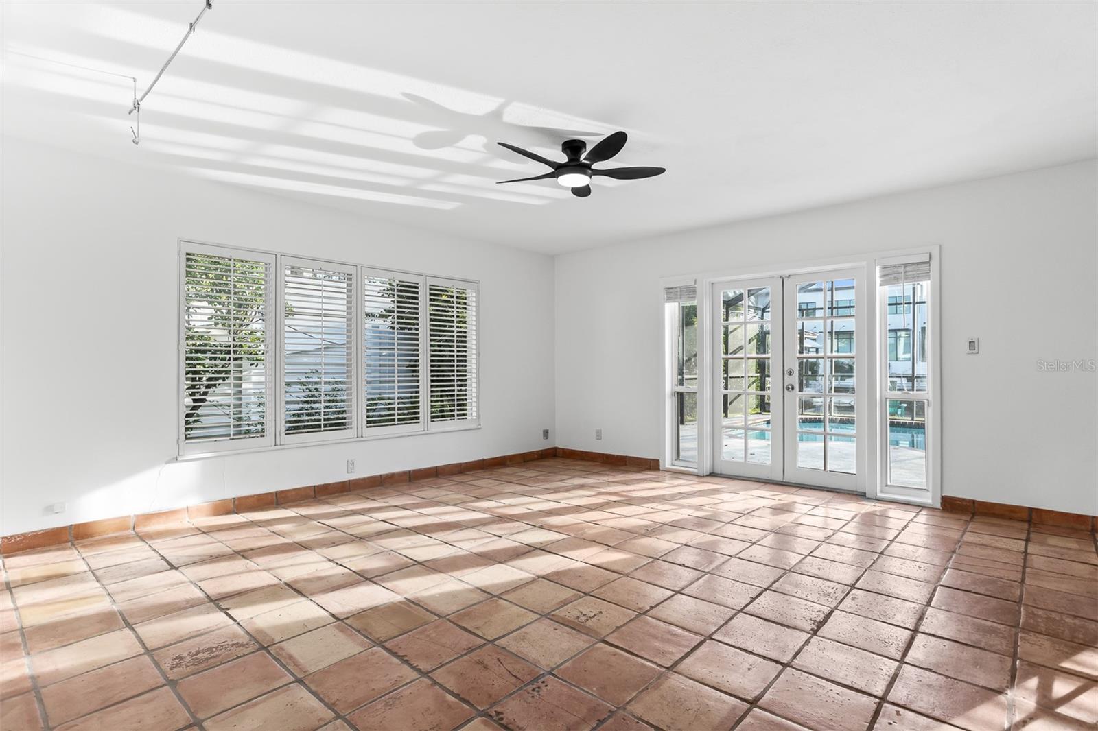 Listing photo id 4 for 593 Marmora Avenue