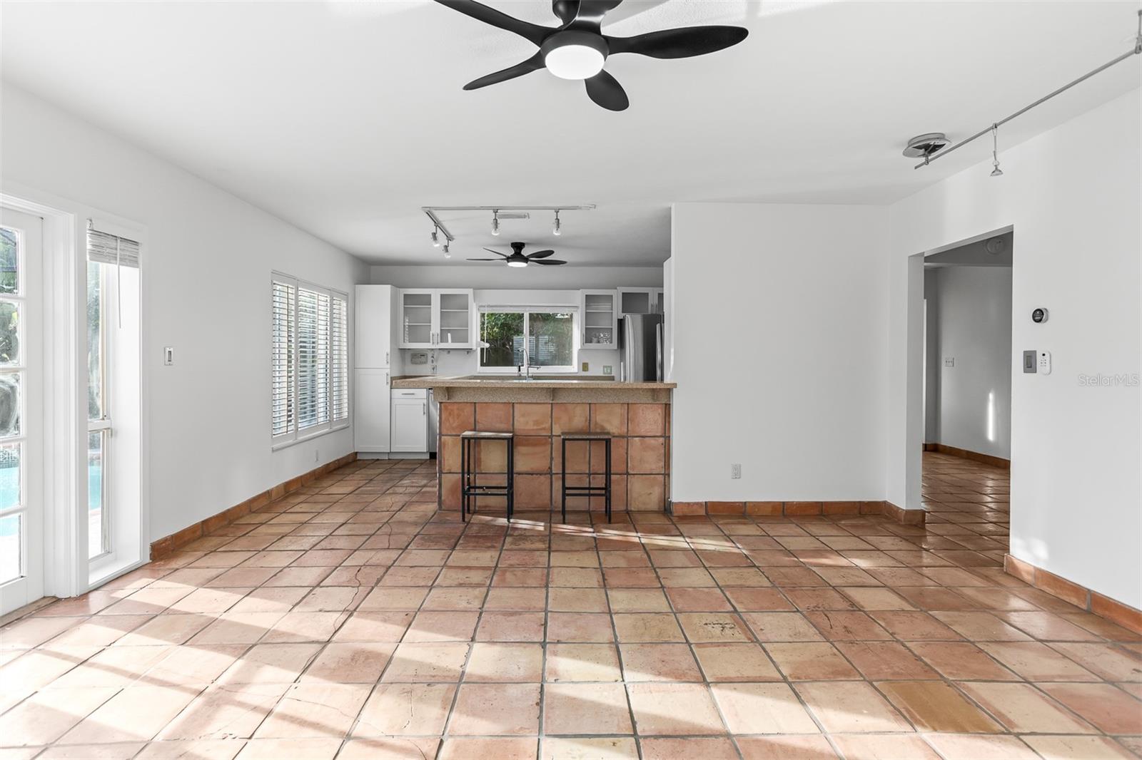 Listing photo id 5 for 593 Marmora Avenue