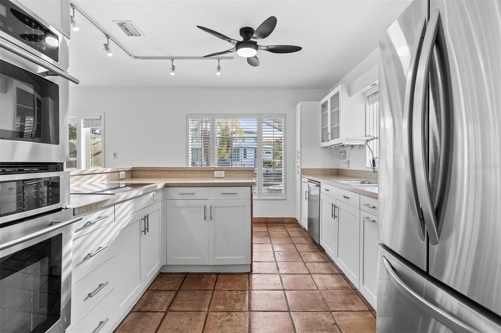 Listing photo id 6 for 593 Marmora Avenue