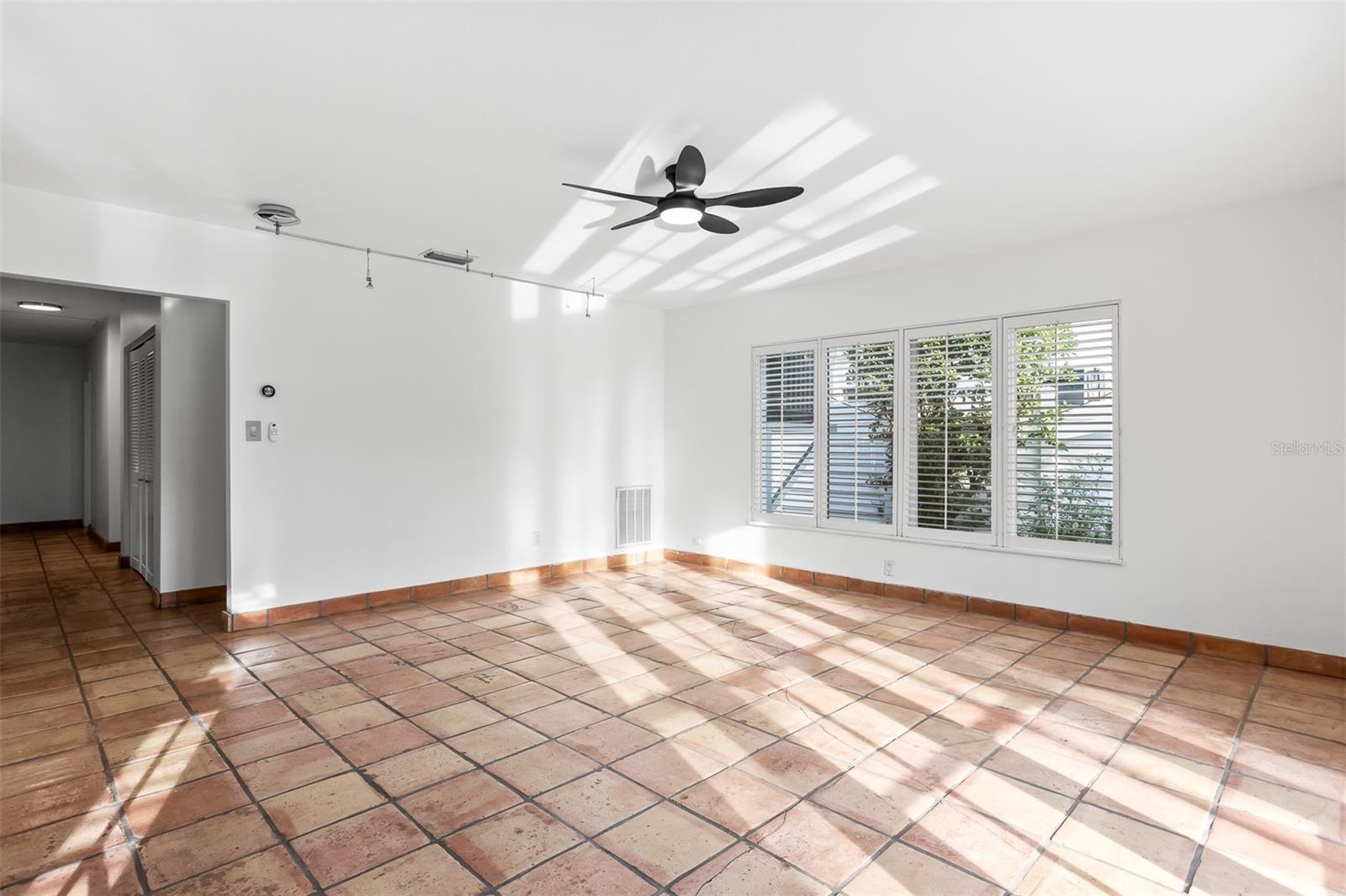 Listing photo id 7 for 593 Marmora Avenue