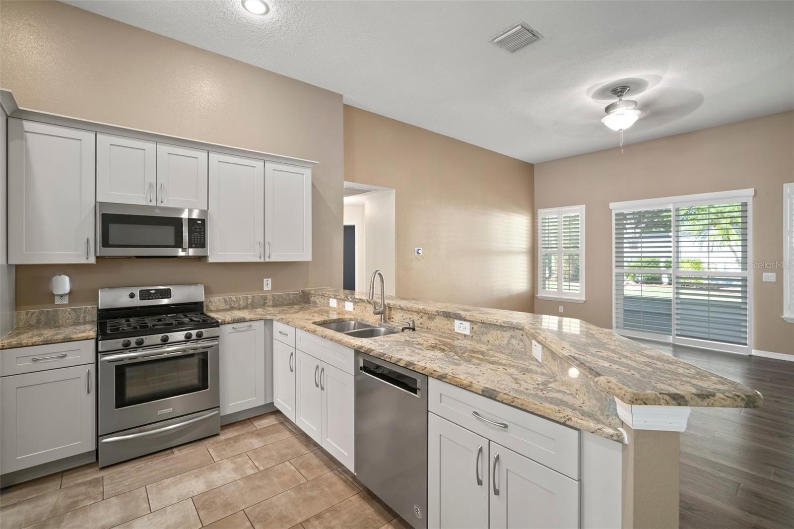 Listing photo id 12 for 1226 Baycrest Drive