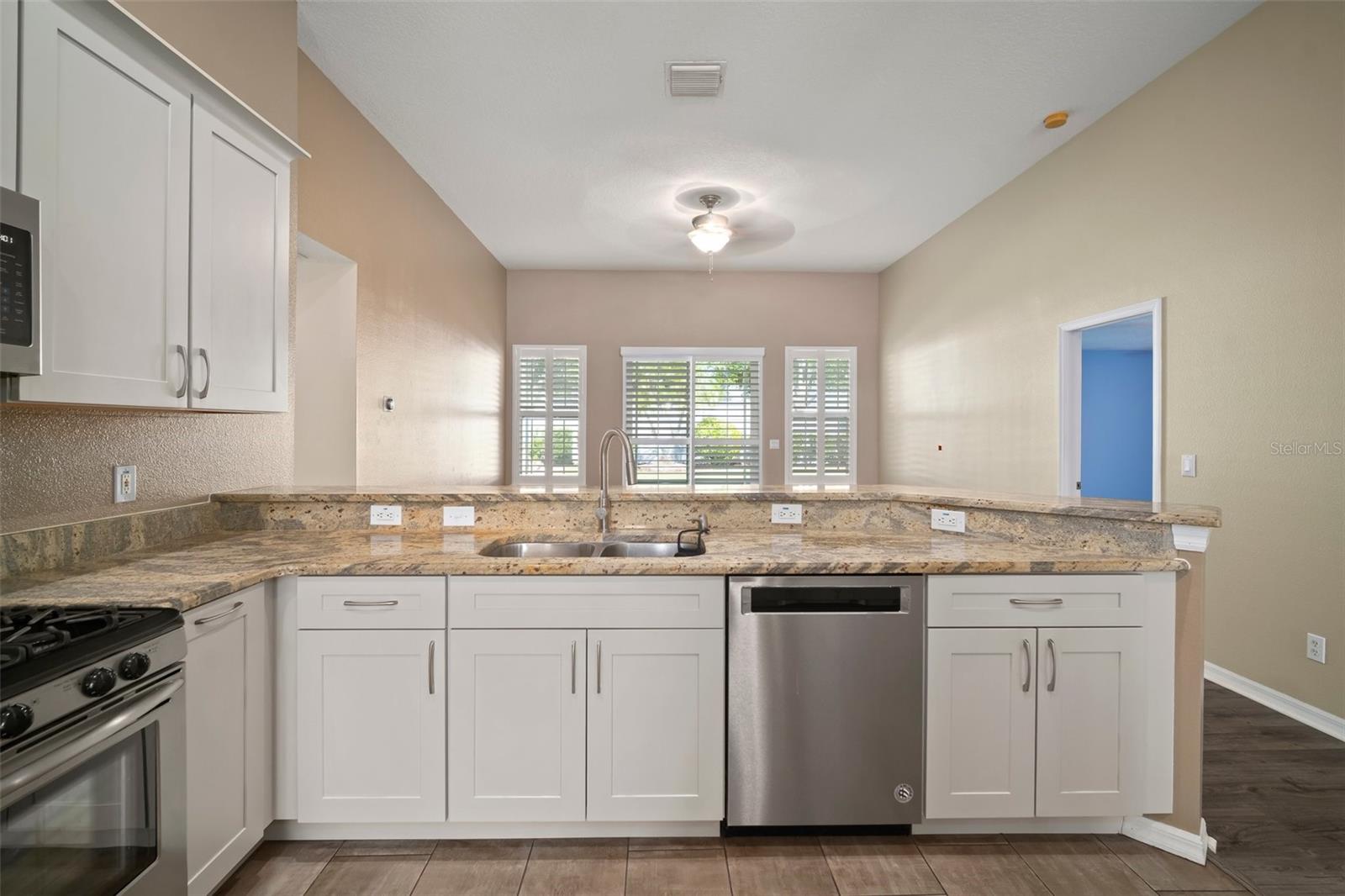 Listing photo id 14 for 1226 Baycrest Drive