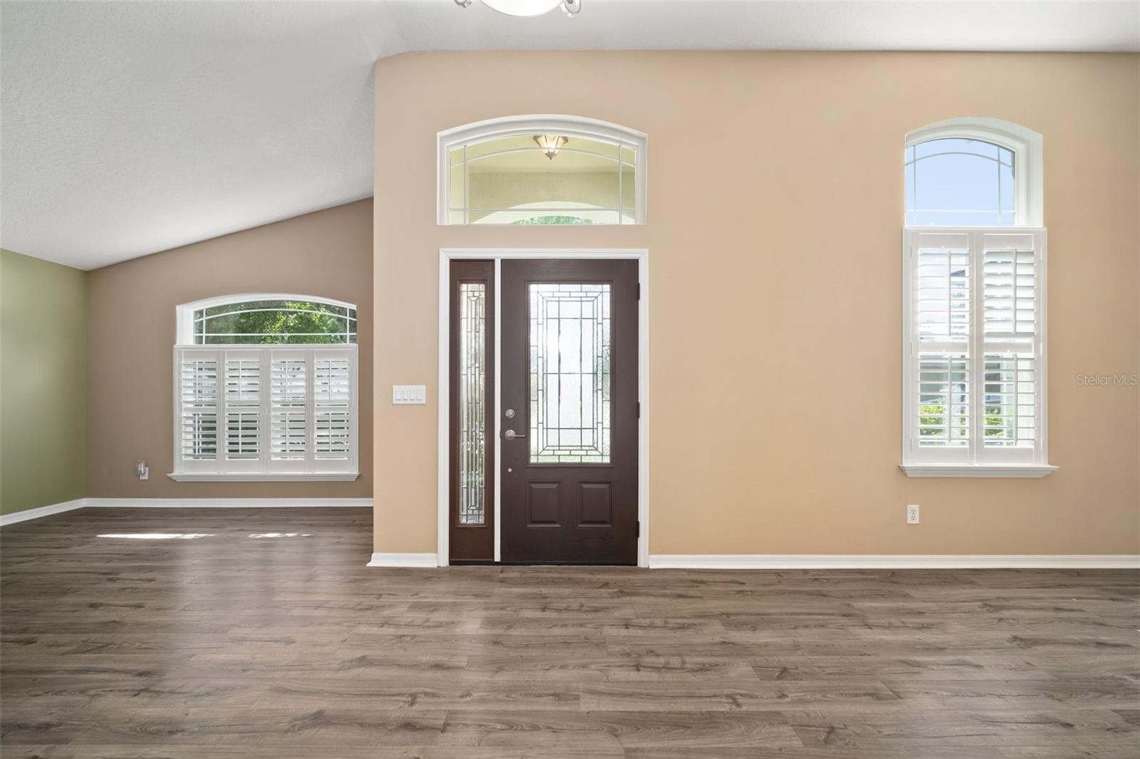 Listing photo id 2 for 1226 Baycrest Drive