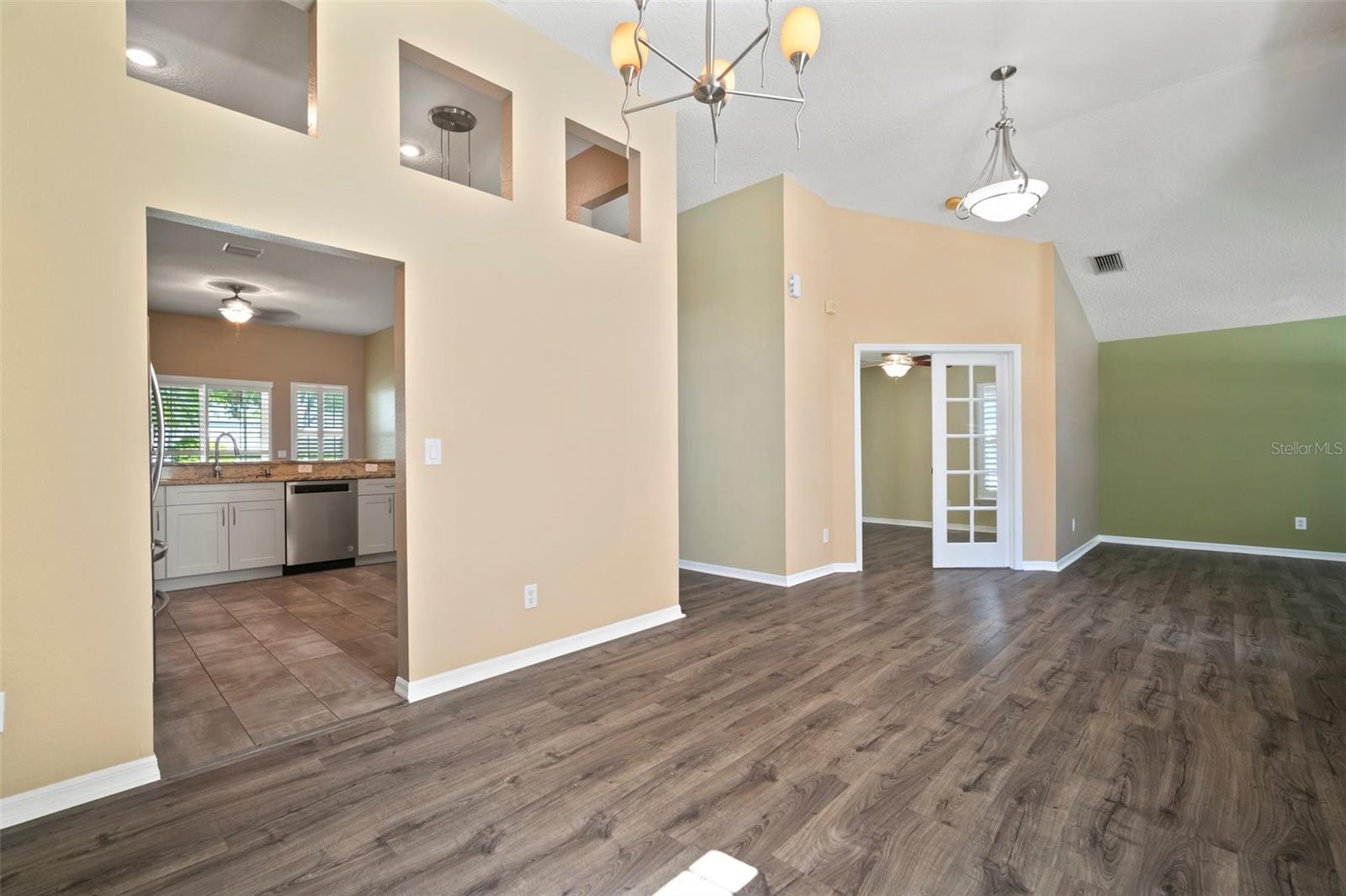 Listing photo id 3 for 1226 Baycrest Drive