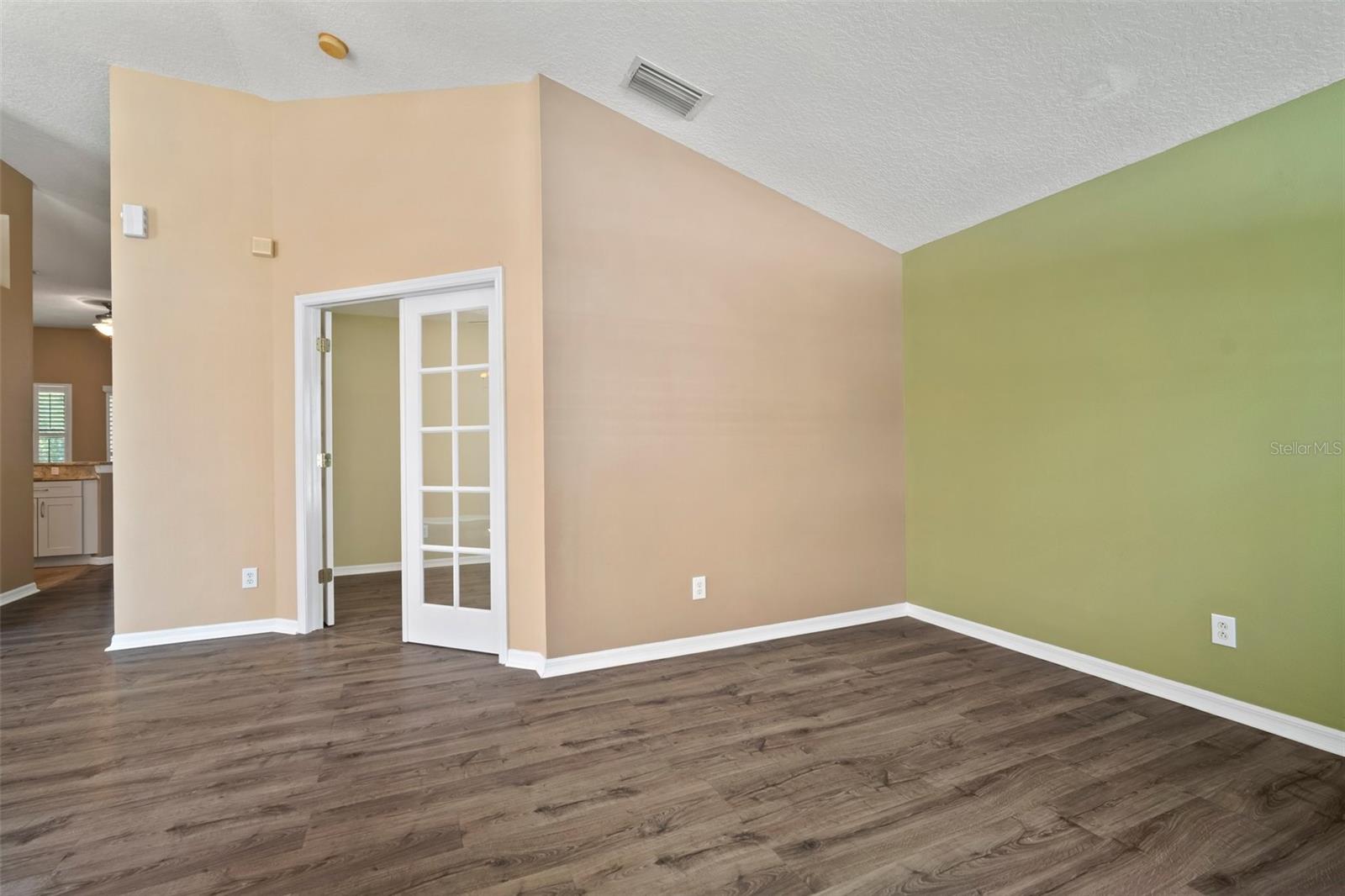 Listing photo id 6 for 1226 Baycrest Drive