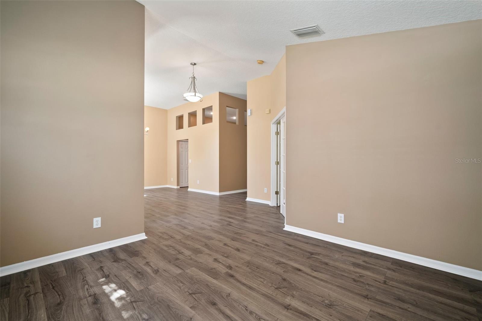 Listing photo id 7 for 1226 Baycrest Drive