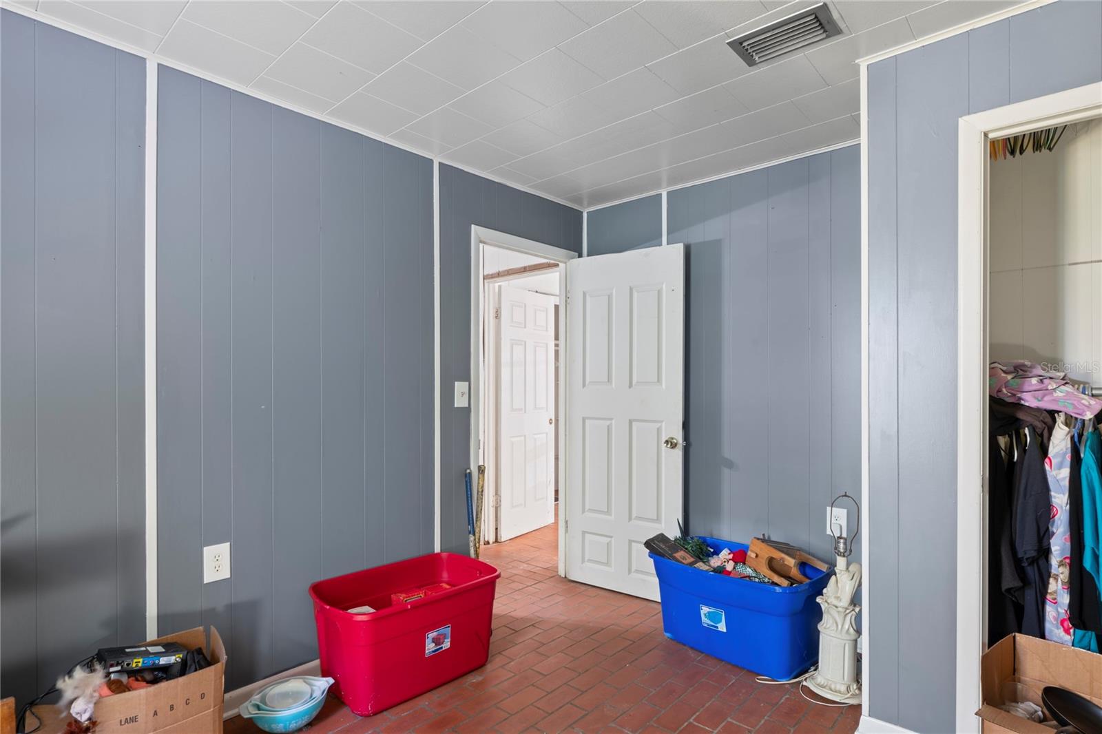 Image 13 of 33 For 8828 Jasmine Boulevard