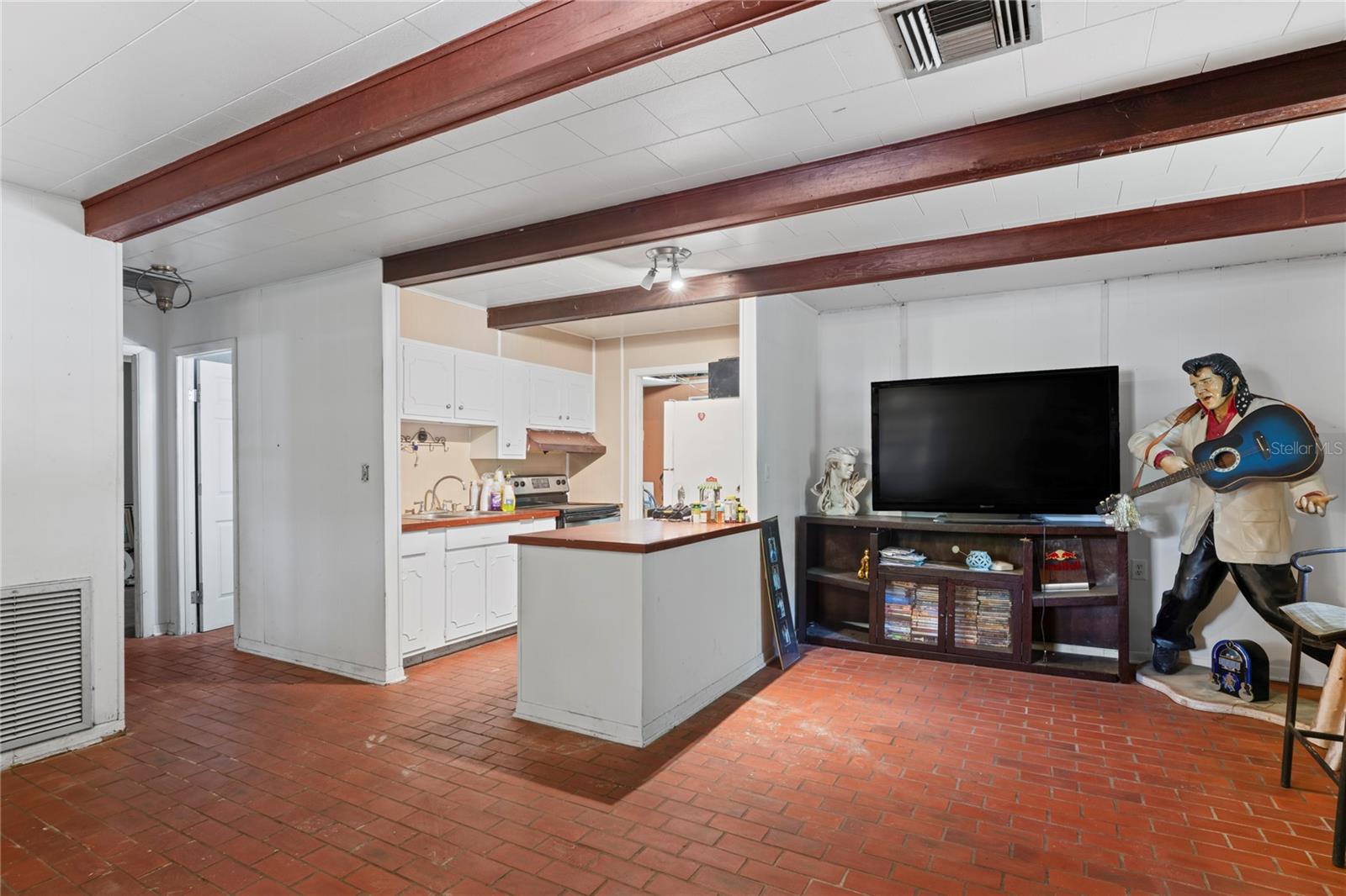 Image 4 of 33 For 8828 Jasmine Boulevard