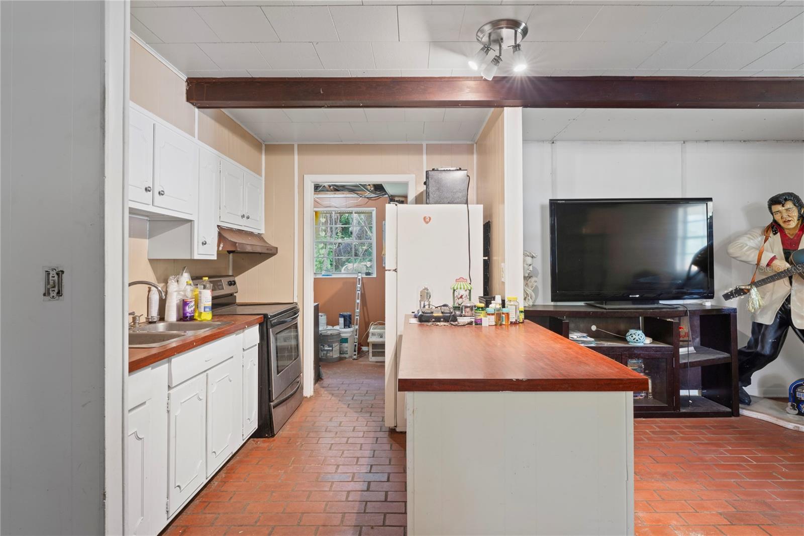Image 6 of 33 For 8828 Jasmine Boulevard
