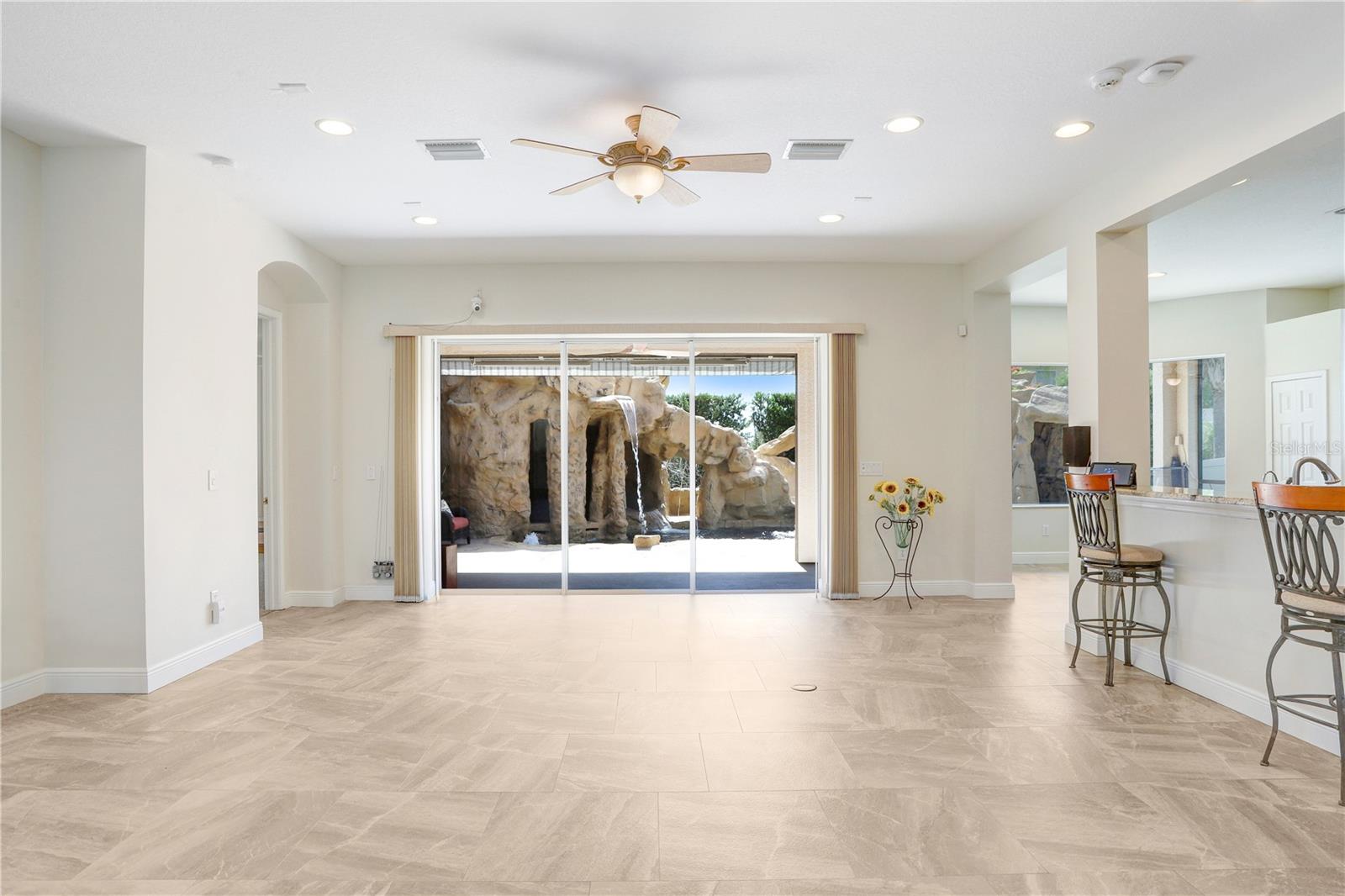 Listing photo id 8 for 23325 Abercorn Lane