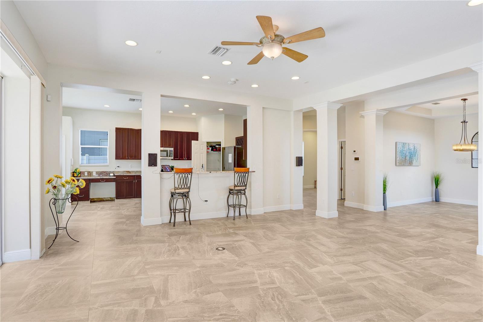 Listing photo id 9 for 23325 Abercorn Lane