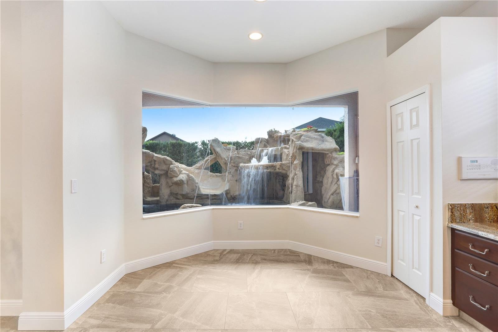 Listing photo id 11 for 23325 Abercorn Lane