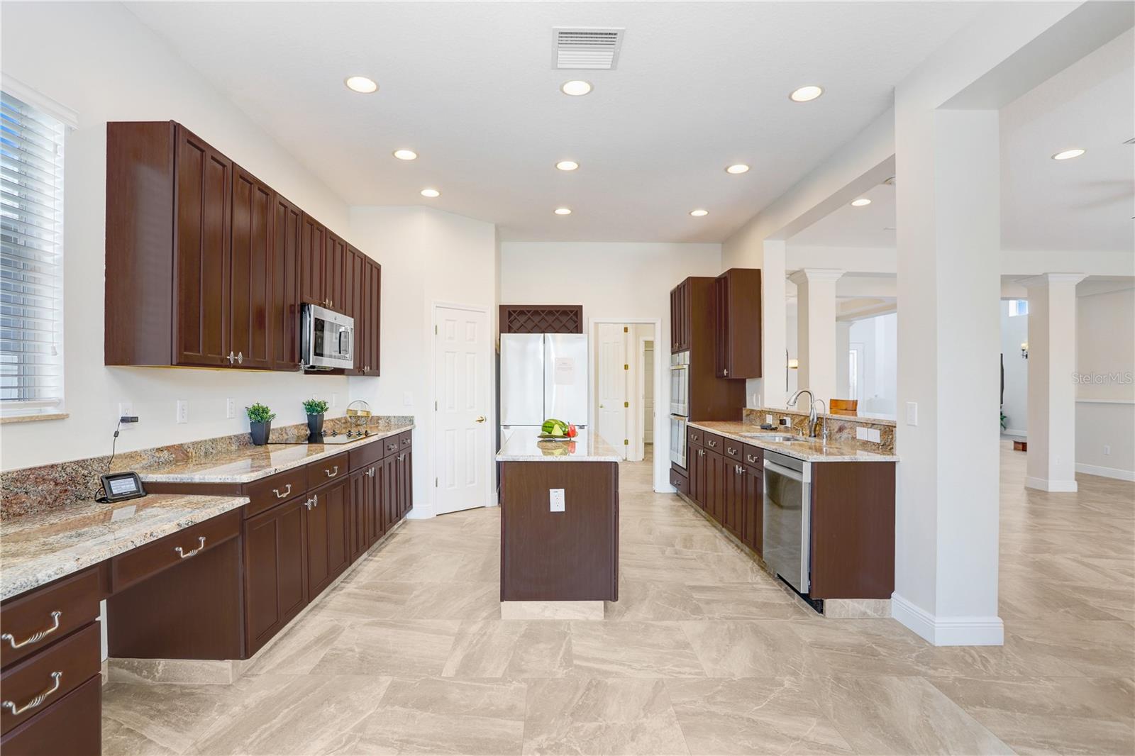 Listing photo id 12 for 23325 Abercorn Lane
