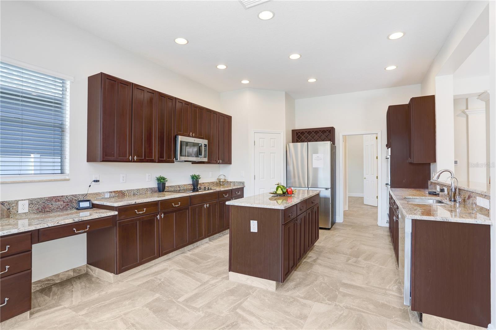Listing photo id 13 for 23325 Abercorn Lane