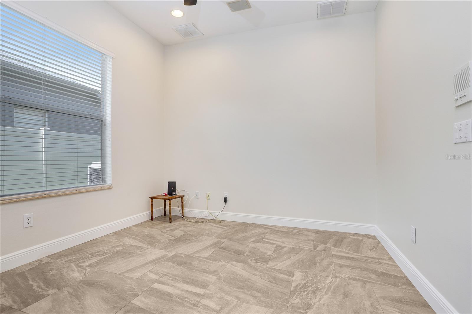 Listing photo id 15 for 23325 Abercorn Lane