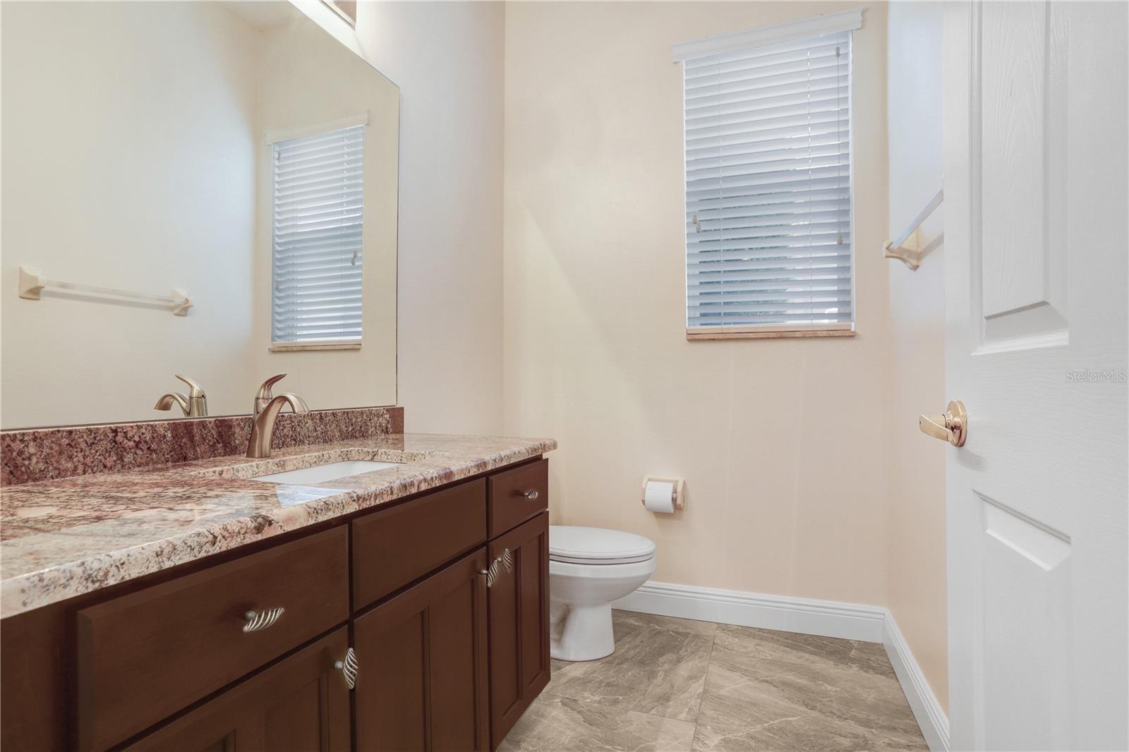 Listing photo id 16 for 23325 Abercorn Lane