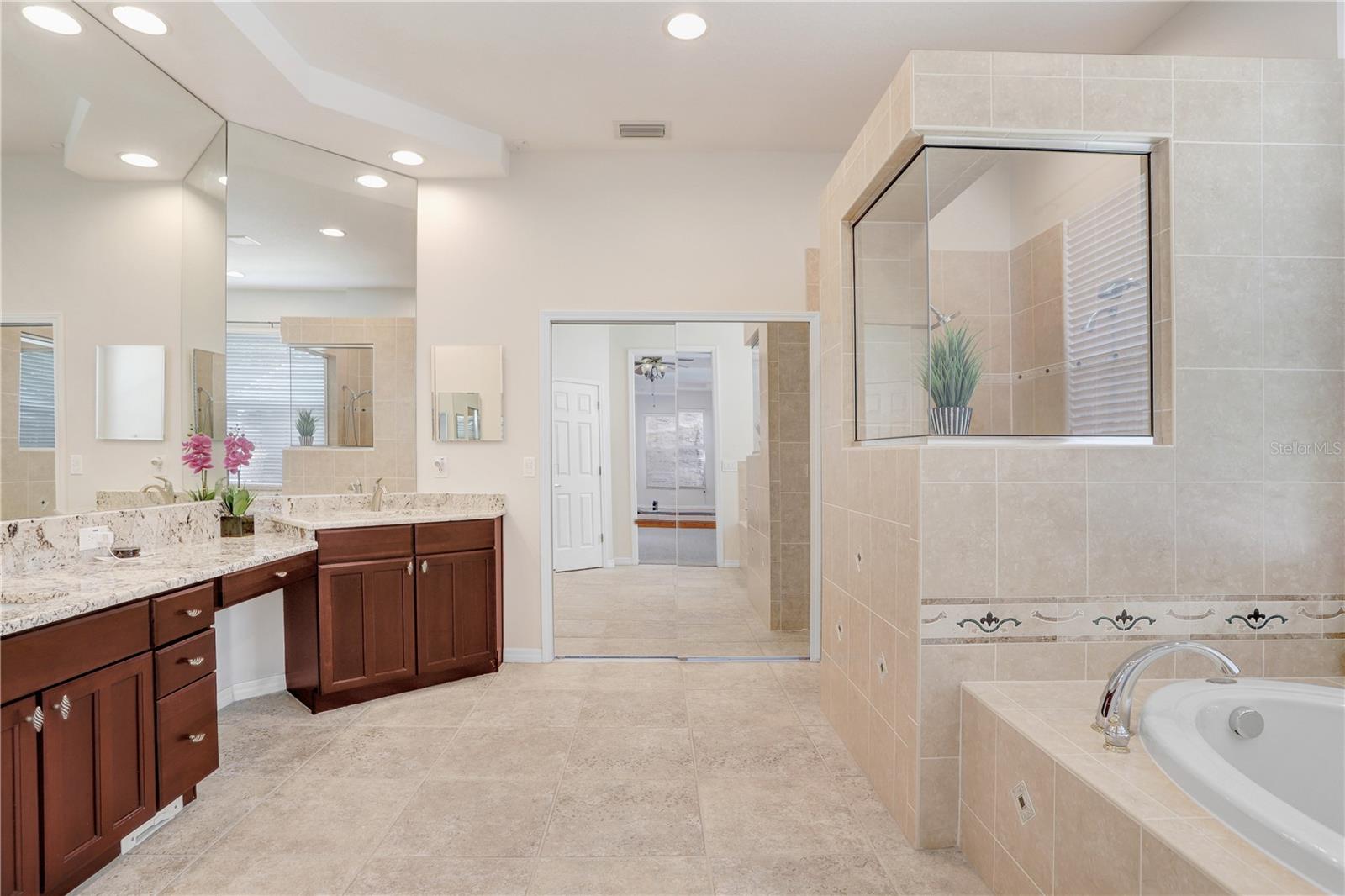 Listing photo id 35 for 23325 Abercorn Lane