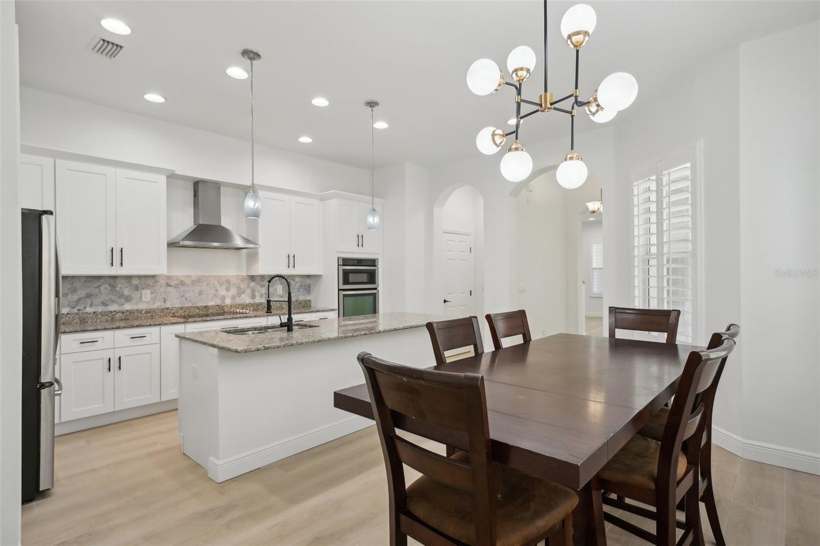 Image 13 of 60 For 307 Arrawana Avenue 100