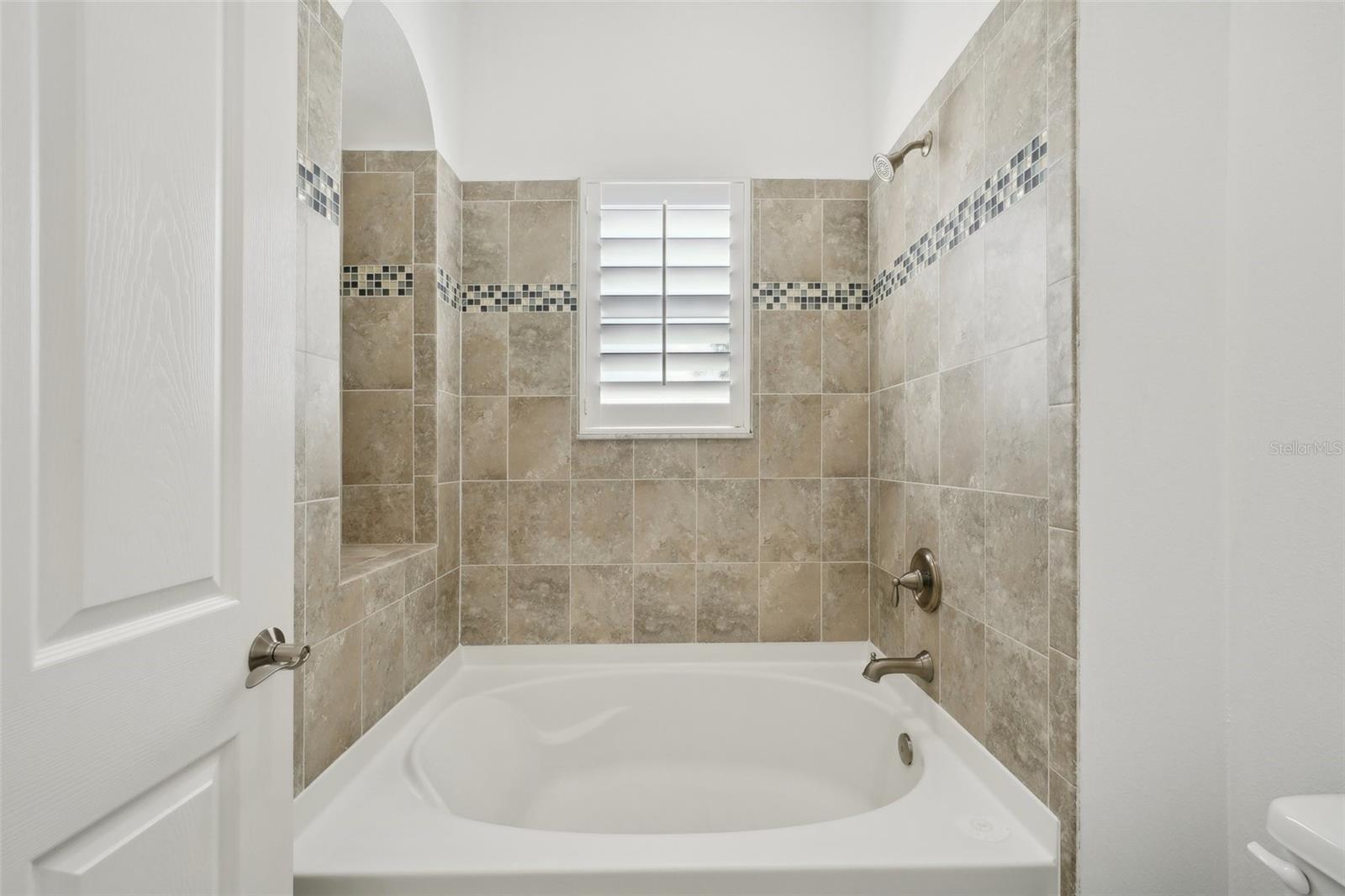 Image 39 of 60 For 307 Arrawana Avenue 100