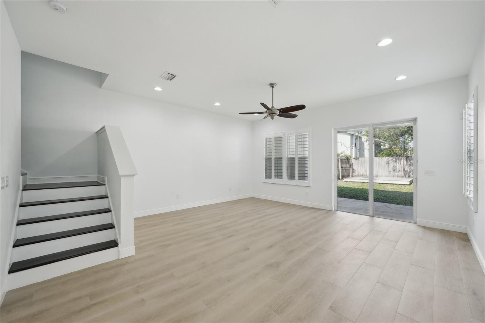 Image 6 of 60 For 307 Arrawana Avenue 100