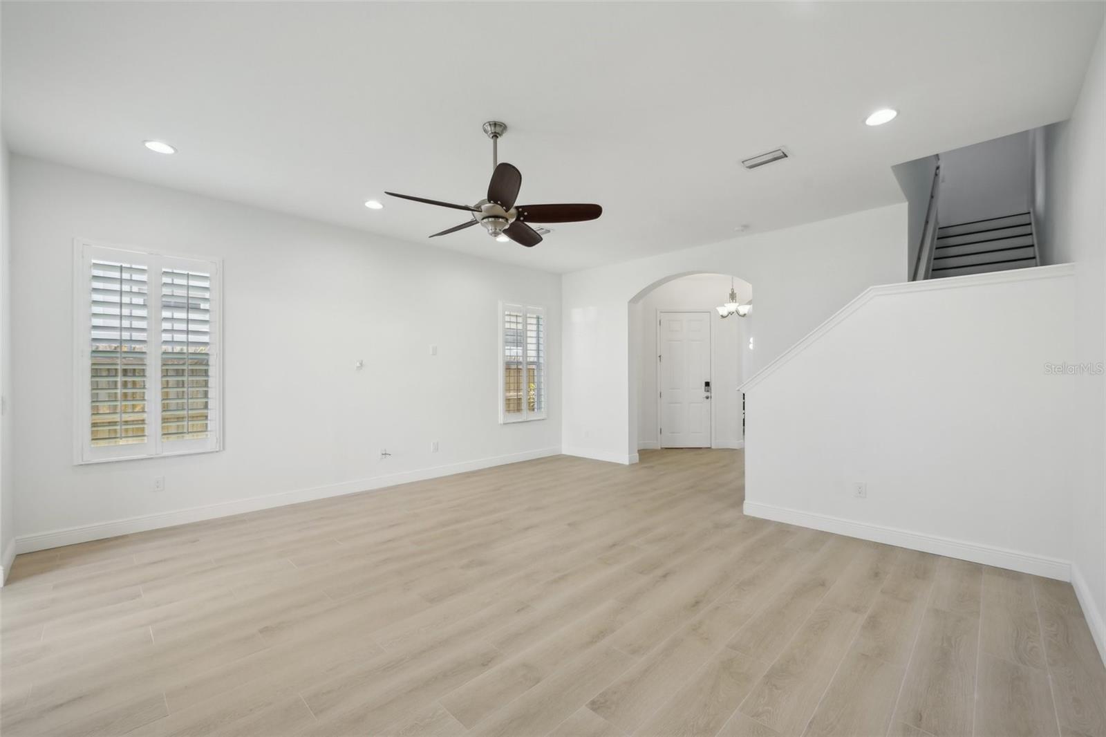 Image 9 of 60 For 307 Arrawana Avenue 100