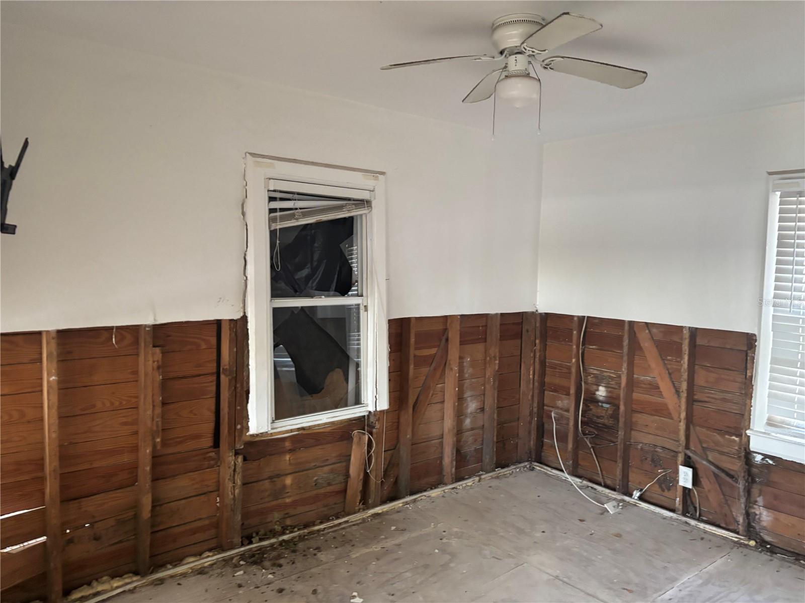 Image 4 of 8 For 2011 Oakwood Avenue