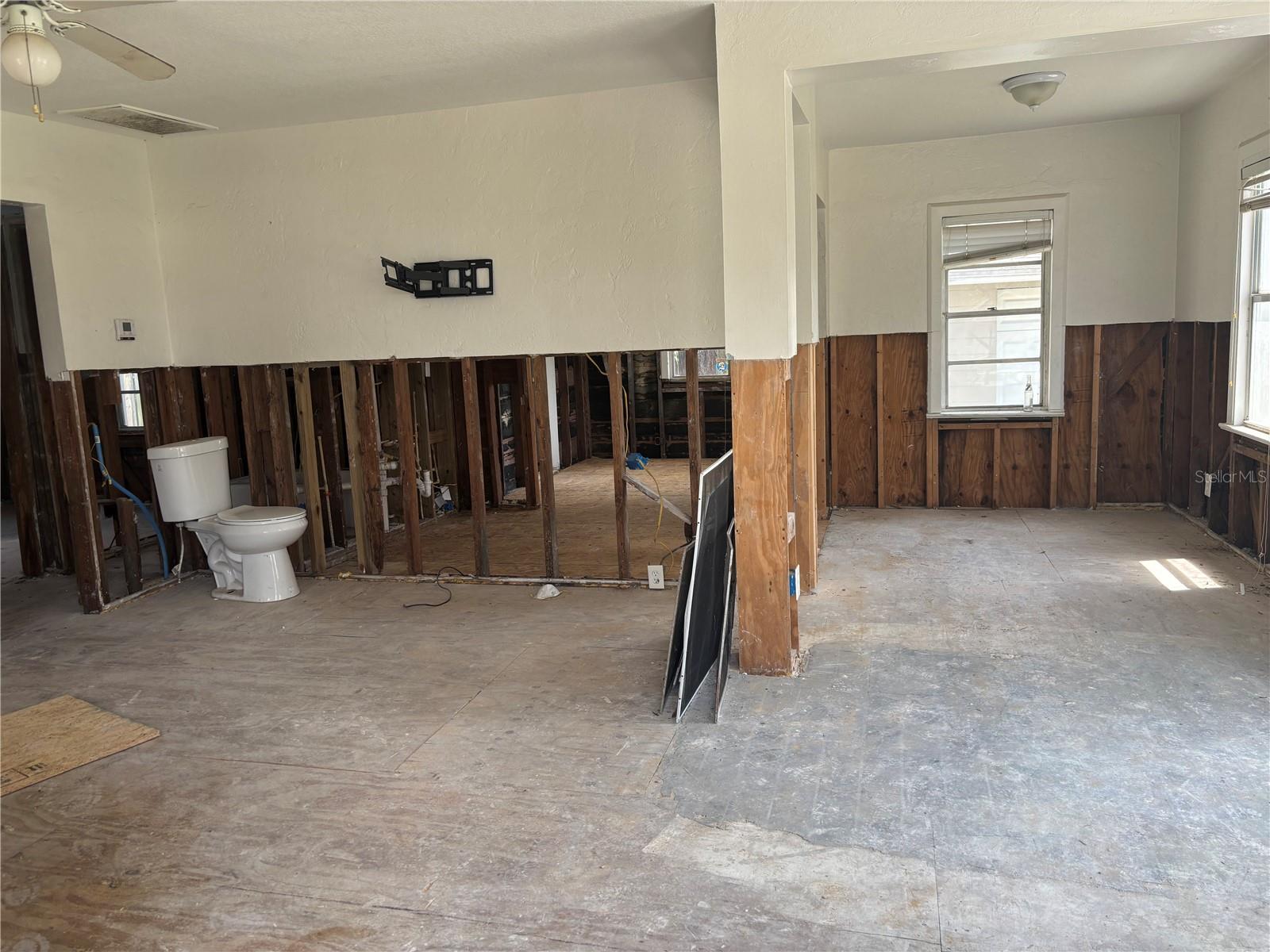 Image 7 of 8 For 2011 Oakwood Avenue
