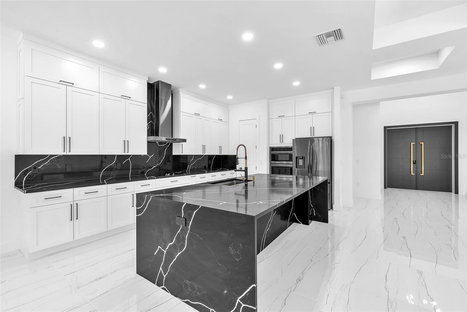 Listing photo id 11 for 11921 Fort King Highway