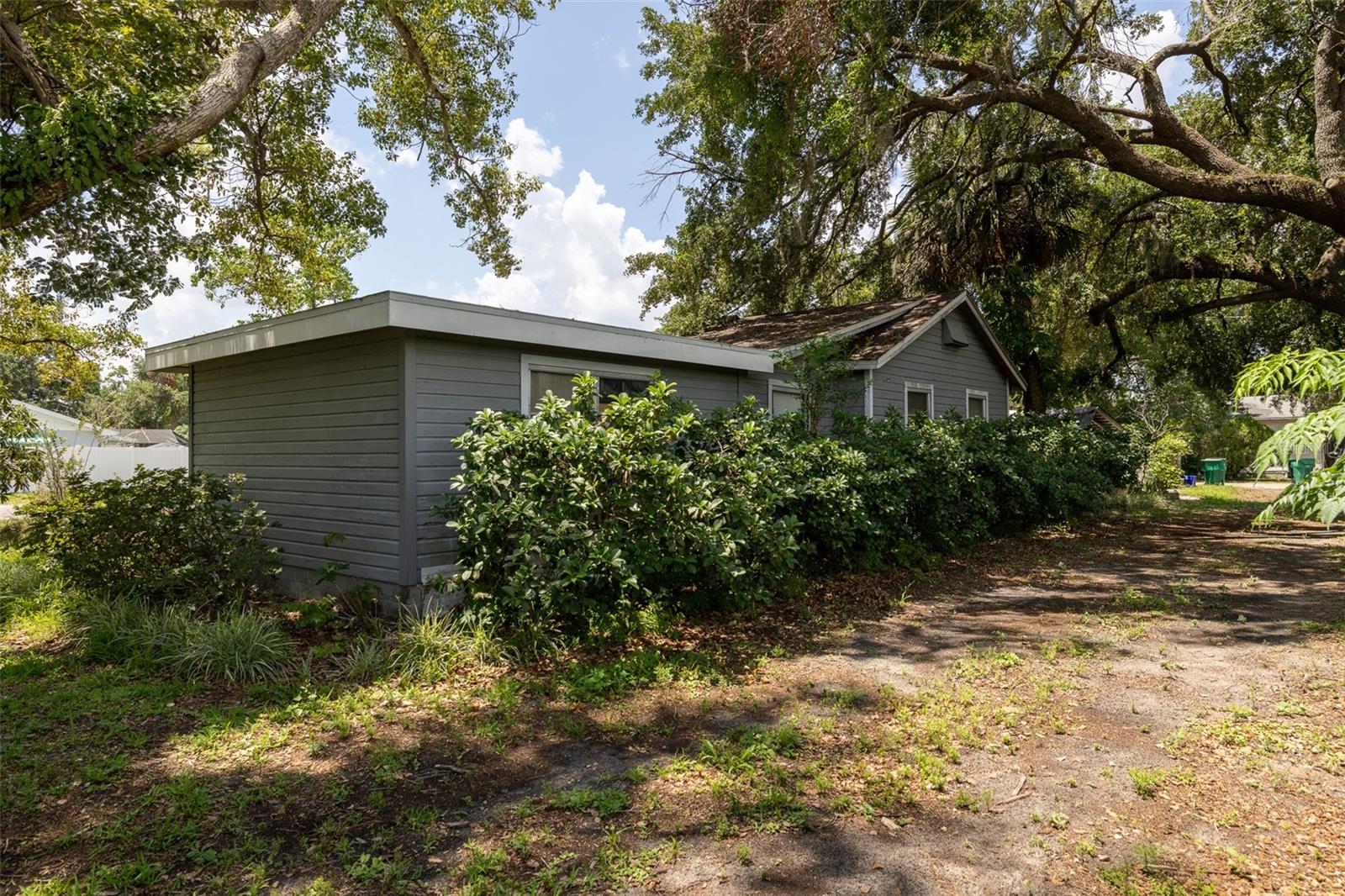 Listing photo id 10 for 5631 6th Street