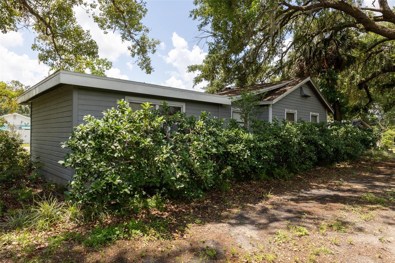 Listing photo id 11 for 5631 6th Street