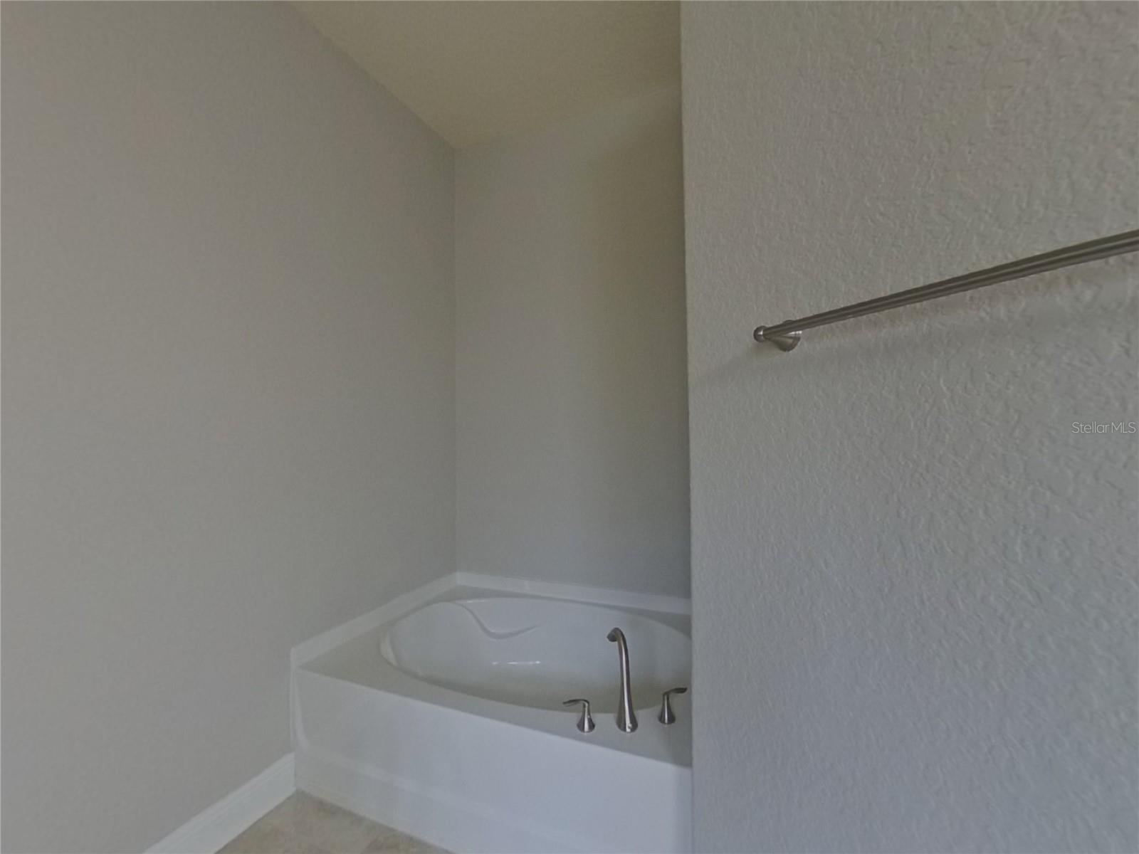 Image 9 of 16 For 14511 Dunrobin Drive